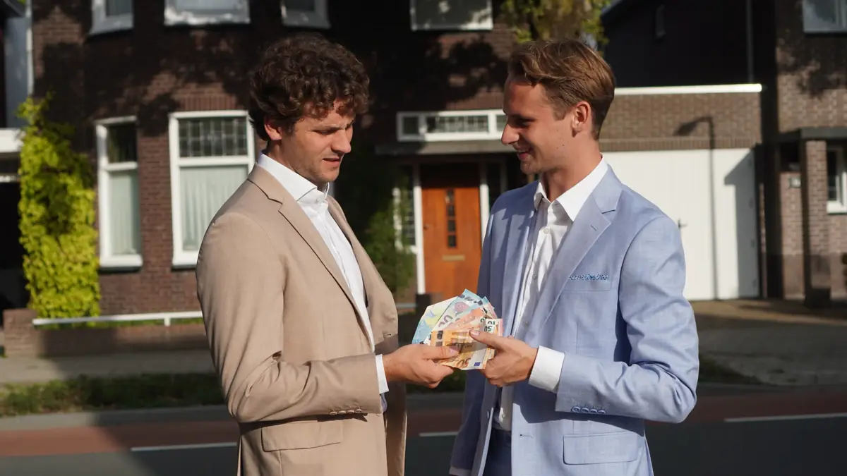 Twee mensen wisselen contant geld uit