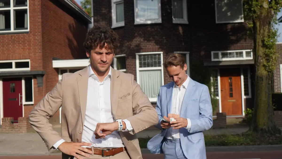 Iemand kijkt ongeduldig op zijn horloge