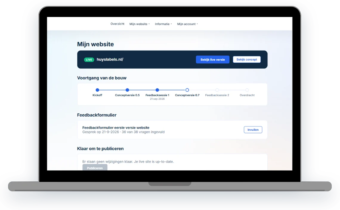 Het Portal op een laptop: de pagina Mijn website met je live website, de knoppen Bekijk live versie en Bekijk concept, en onderaan de knop Publiceren.